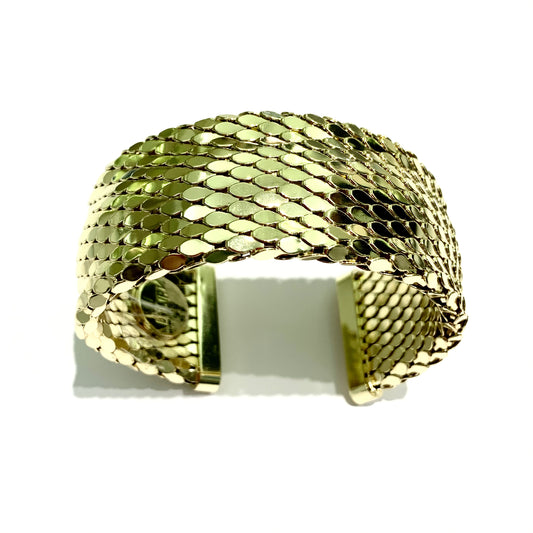 Bracciale in bijoux bagnato in oro rigido e aperto. Marchio Unoaerre. Circonferenza bracciale 22 cm, inclusi 3 cm di apertura. Larghezza bracciale 3 cm. Spedizione gratuita con confezione regalo.