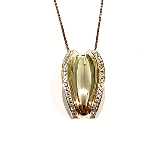 Collana in argento rosa con ciondolo allungato e zirconi laterali. Lunghezza catena 40 cm. Dimensioni ciondolo 2,5 cm di lunghezza e 0,8 cm di larghezza nella parte più ampia. Spedizione gratuita con confezione regalo.