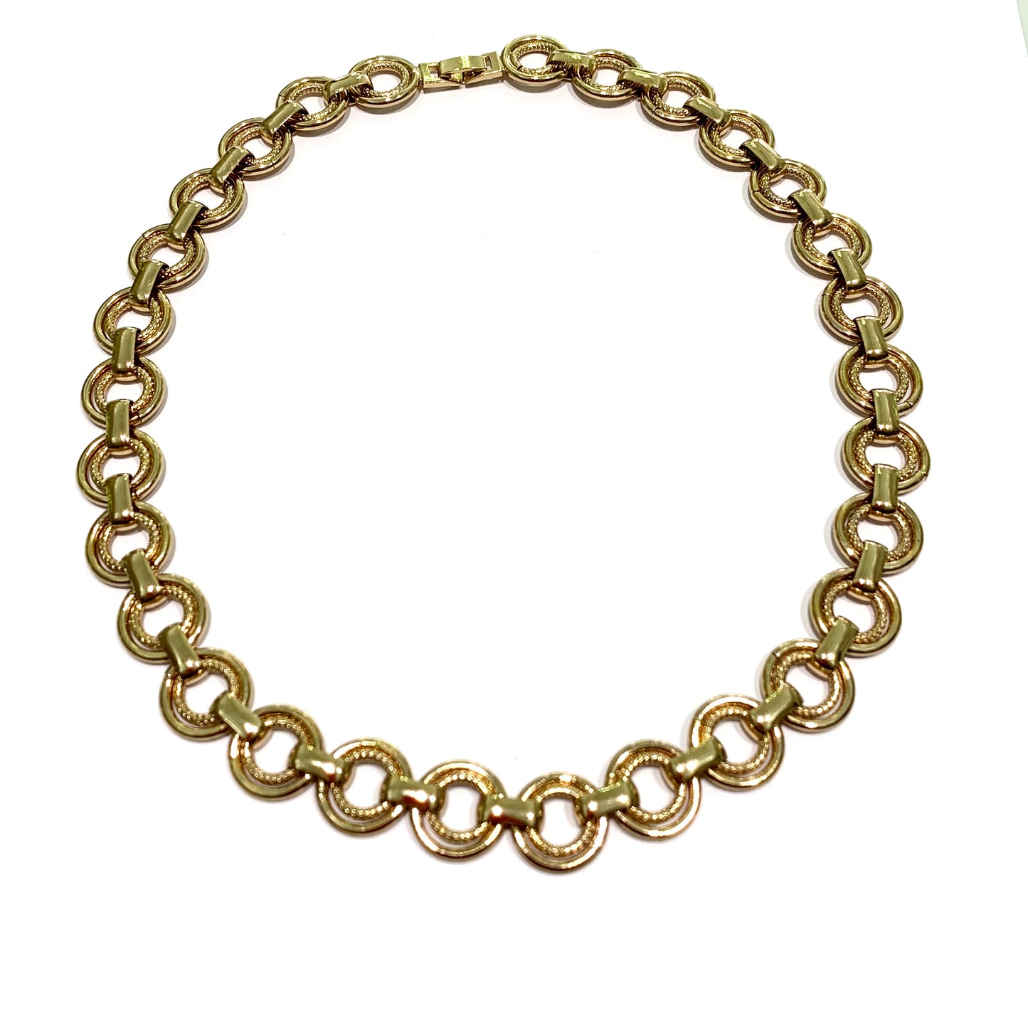 Collana girocollo in bijoux bagnata in oro 14kt composta da cerchi.  Lunghezza catena 50 cm.  Larghezza catena 1,5 cm.  Spedizione gratuita con confezione regalo.  