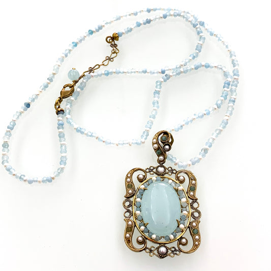 Collana lunga in bijoux con perline e ciondolo con Corniola. Lunghezza catena 72 cm, allungabile fino a 76 cm. Spessore catena 0,3 cm. Dimensioni ciondolo 4 cm di lunghezza + 2 cm di anellino e 3 cm di larghezza. Spedizione gratuita con confezione regalo.