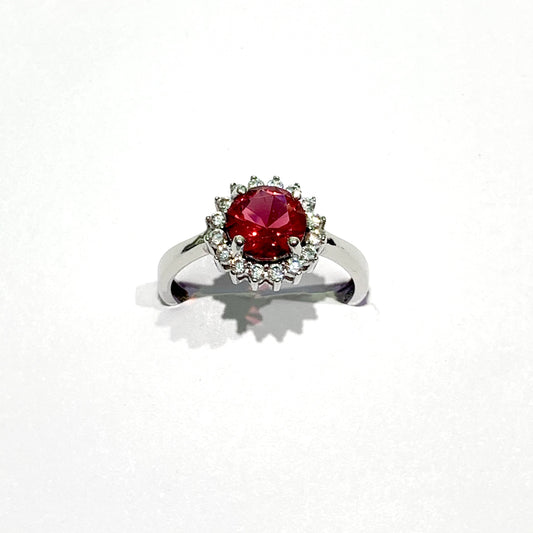 Anello in argento con zircone tondo centrale colorato circondato da zirconi bianchi.
Disponibile in più colori.
Dimensione zircone centrale 0,6 cm.
Dimensione totale 0,9 cm.
Misura 14.