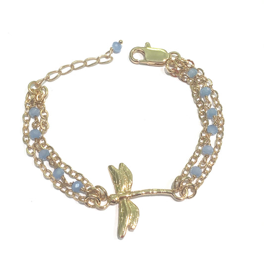 Bracciale in bronzo multifilo bagnato in oro 24kt trattato con cataforesi per garantirne la lucentezza nel tempo, imprezosito da due file di perline azzurre e da una libellula centrale. Lunghezza bracciale regolabile da 14 cm a 18 cm. Dimensioni perline 0,3 cm. Dimensione libellula 2 cm. Spedizione gratuita con confezione regalo.