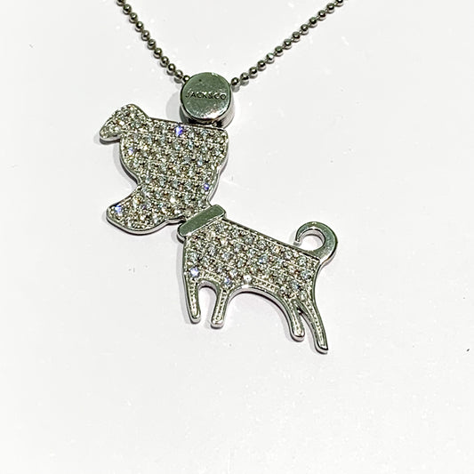 Collana lunga in argento con ciondolo a forma di cane ricoperto da zirconi. Lunghezza catena 80 cm. Lunghezza ciondolo 2 cm x 2,5 cm di larghezza. Spedizione gratuita con confezione regalo.
