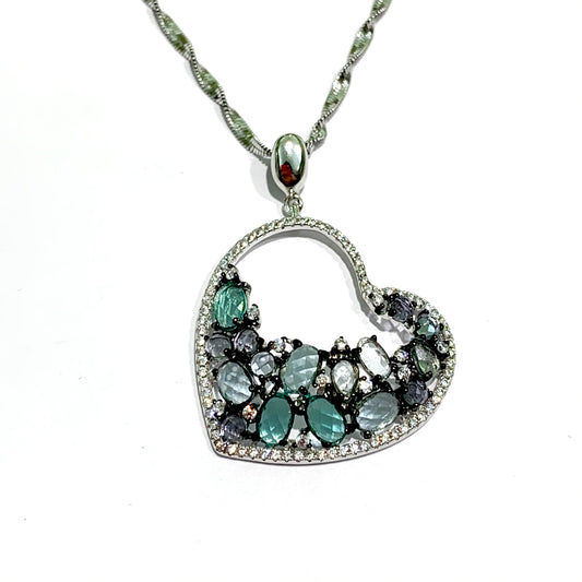Collana in argento con ciondolo a forma di cuore, parzialmente ricoperto da zirconi colorati e tutto intorno una fila di piccoli zirconi bianchi. Lunghezza catena 50 cm. Dimensioni cuore 3 cm. Spedizione gratuita con confezione regalo.