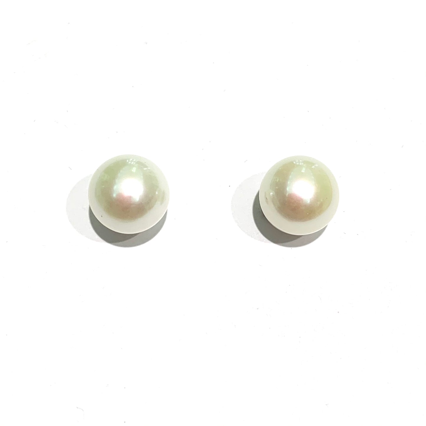 Orecchini in oro bianco 18kt con perle coltivate.  Dimensione perla 0,8 cm.  Chiusura con farfalline.  Spedizione gratuita con confezione regalo. 