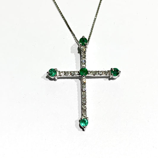 Collana in oro bianco 18kt con una croce ricoperta da diamanti e smeraldi. Caratura diamanti 0,08. Lunghezza catena 42 cm. Dimensioni croce 2,6 cm di lunghezza x 2,1 cm di larghezza. Spedizione gratuita con confezione regalo.