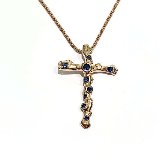 Collana in argento rosa con croce ricoperta da zirconi blu. Lunghezza catena 60 cm. Dimensioni croce 4 cm di lunghezza x 2,5 cm di larghezza. Spedizione gratuita con confezione regalo.