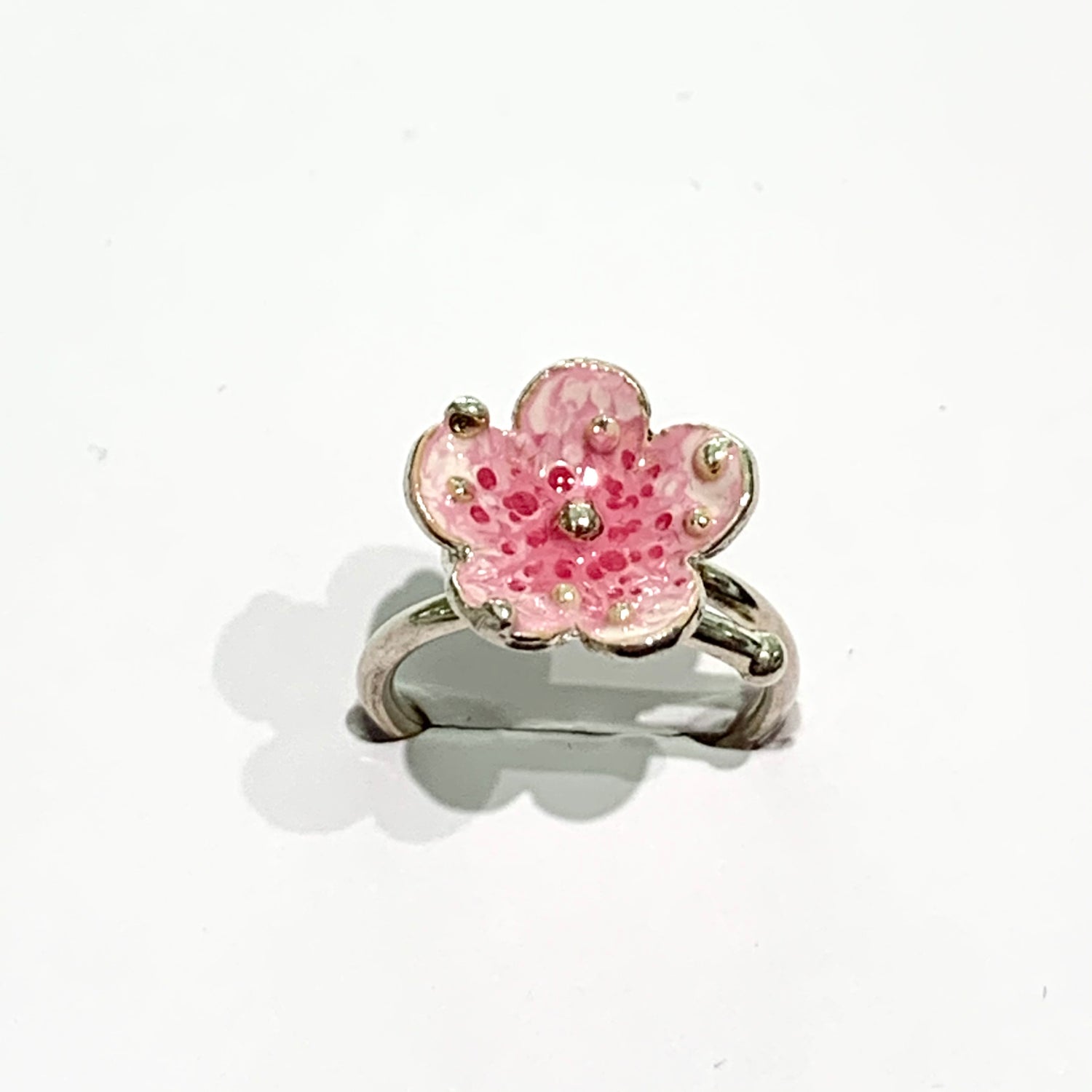 Anello in argento con fiore lavorato e smaltato a mano con sfumature.  Dimensioni fiore 1,3 cm.  Disponibile in due colori: rosa e avorio/rosa antico.