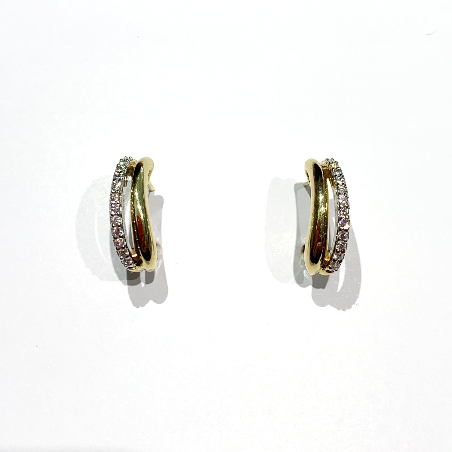 Orecchini in oro 18kt con due barrette, una in oro bianco e una in oro giallo.  La barretta bianca è ricoperta da zirconi bianchi.  Lunghezza 1,8 cm.   Larghezza totale 0,4 cm.  Spessore barretta in oro giallo 0,2 cm. Spessore barretta in oro bianco 0,1 cm.  Chiusura a monachella.  Spedizione gratuita con confezione regalo. 