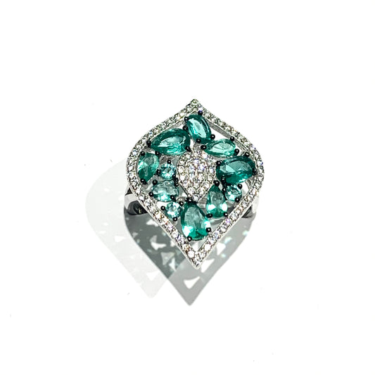Anello in argento a forma di goccia ricoperta da zirconi bianchi e verde acqua. Dimensione goccia 2,6x2 cm. Misura 17.