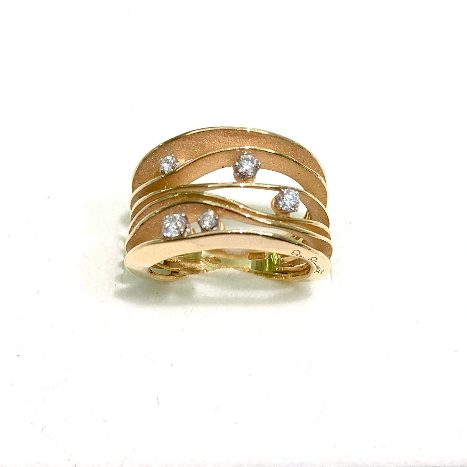 Anello in oro giallo 18kt a fascia larga con sei lamelle sottili impreziosite da cinque diamanti.  Diamanti 0,28 carati.  Larghezza fascia 1,2 cm.  Misura 16.