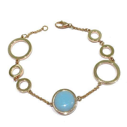 Bracciale in argento bagnato in oro rosa con una placchetta ricoperta da smalto naturale colore azzurro. Lunghezza bracciale regolabile in due lunghezze: 18 cm oppure 20 cm. Dimensioni placchette 1,5 cm le più grandi e 0,9 cm le più piccole. Spedizione gratuita con confezione regalo.