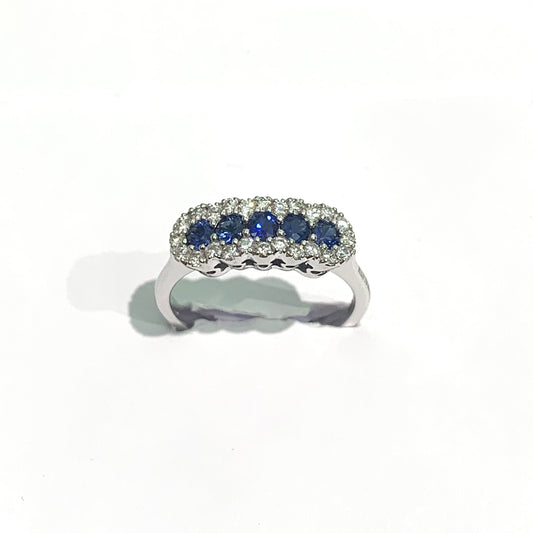 Anello in oro bianco 18kt con diamanti e zaffiri. Marchio Alfieri & St John. Diamanti 0,31 carati. Zaffiri 0,51 carati. Dimensione totale 1,5x0,5 cm. Misura 14.