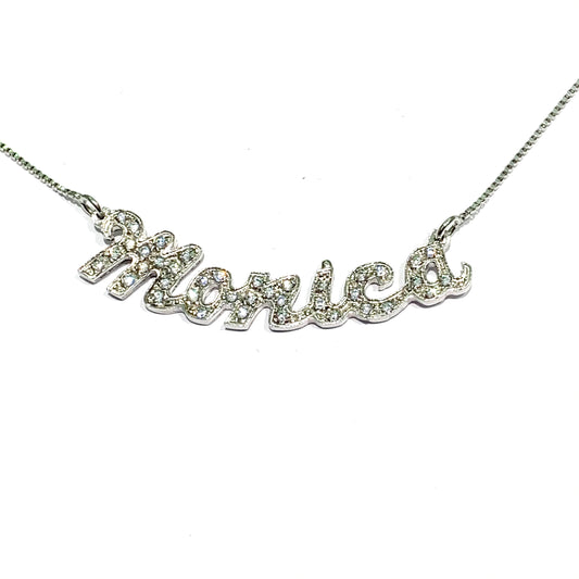 Collana in argento con nome Monica ricoperto da zirconi. Lunghezza catena 40 cm. Lunghezza nome 4,5 cm, altezza lettere 0,5 cm con iniziale da 1 cm. Spedizione gratuita con confezione regalo.