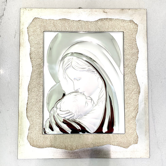 Quadro con madonna in argento laminato. Ideale per camera da letto, salotto e soggiorno. Dimensione totale: altezza 51 cm x 43 cm di larghezza. Dimensione quadro interno con Madonna altezza 34 cm x 17 cm di larghezza.