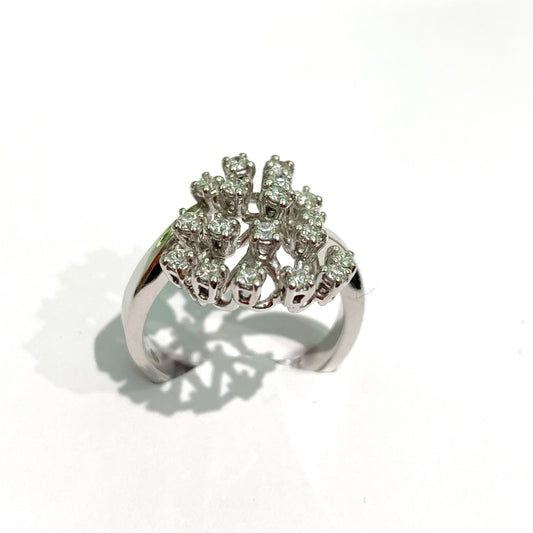 Anello in oro bianco 18kt con diamanti a grappolo. Marchio Leonori. Diamanti 0,46 carati. Dimensione 1,5x1,5 cm. Misura 14.