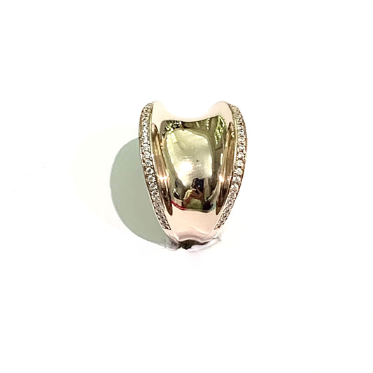 Anello in argento rosa con lati ricoperti da zirconi. Larghezza 1,5 cm. Misura 15.