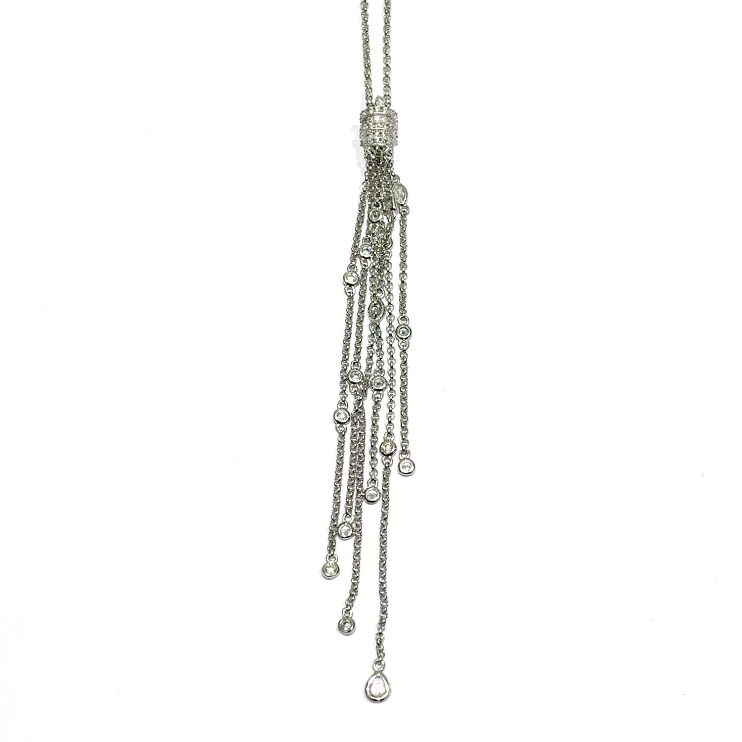 Collana in argento con ciondolo con fili pendenti.  Lunghezza catena regolabile fino a un massimo di 64 cm.  Lunghezza ciondolo pendente 10 cm.  Spedizione gratuita con confezione regalo. 