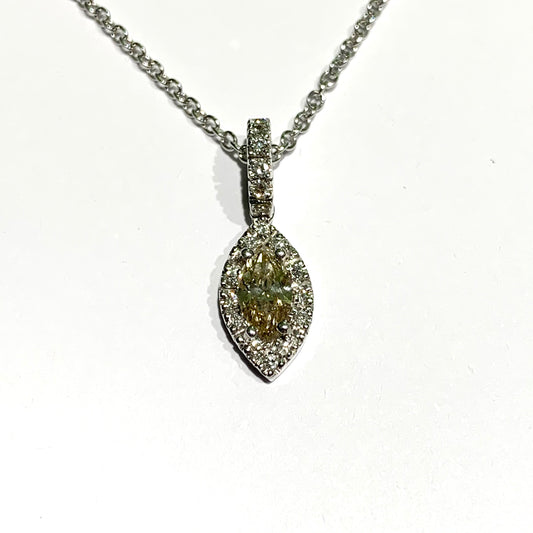 Collana in oro bianco 18kt con diamante ovale circondato da piccoli diamanti. Lunghezza catena 42 cm. Caratura diamanti 0,68. Dimensione ciondolo 2x0,8 cm + 0,7 cm l'anellino ricoperto da diamanti. Spedizione gratuita con confezione regalo.