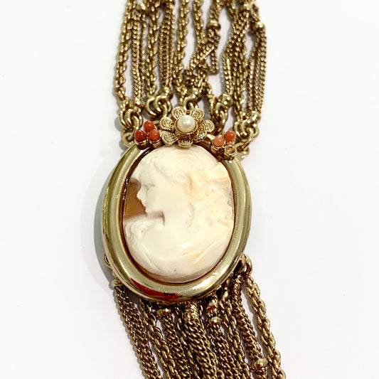 Collana lunga in bijoux multifilo bagnata in oro con cammeo. Lunghezza filo più lungo 75 cm. Lunghezza filo più corto 64 cm. Dimensioni cammeo 3,5 cm x 2,5 cm. Spedizione gratuita con confezione regalo.