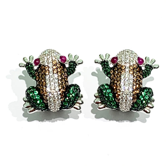 Orecchini in argento con ranocchia ricoperta da zirconi colorati. Dimensioni rana 1,5 cm. Chiusura a clip. Spedizione gratuita con confezione regalo.