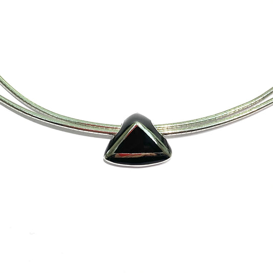 Collana in argento modello girocollo doppio con ciondolo smaltato in nero. Collezione Alfieri & St. John. Spessore collana 0,1 cm. Grandezza ciondolo 1,5 cm. Spedizione gratuita con confezione regalo.