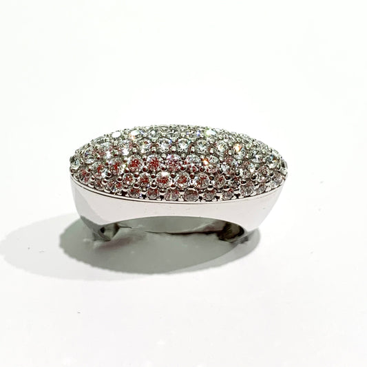 Anello in argento con calotta ovale coperta da zirconi. Larghezza calotta 1,7 cm. Misura 16.