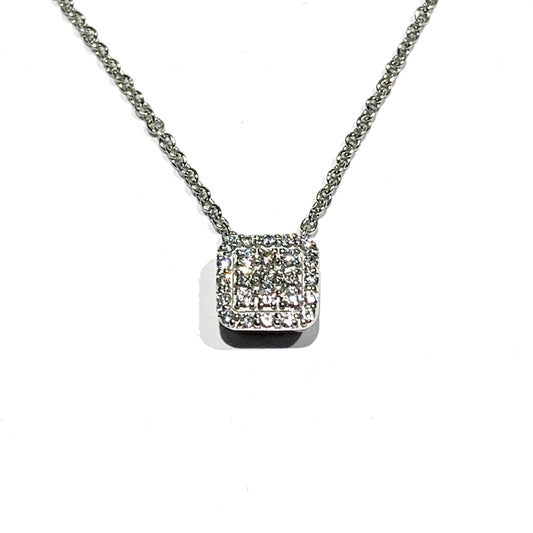 Collana in oro bianco 18kt con ciondolo quadrato ricoperto da zirconi. Lunghezza catena regolabile da 42 cm a 44 cm. Dimensioni quadrato 0,6 cm. Spedizione gratuita con confezione regalo.