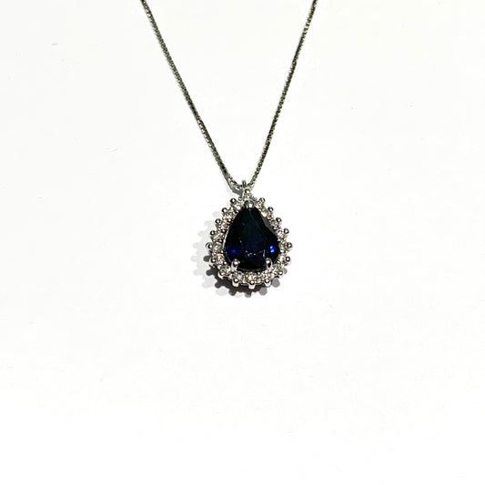 Collana in oro bianco 18kt con zaffiro a goccia circondato da diamanti. Lunghezza catena 42 cm. Caratura zaffiro 0,85. Caratura diamanti 0,10. Dimensioni ciondolo 1 cm. Spedizione gratuita con confezione regalo.