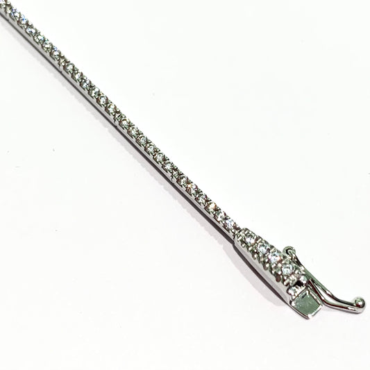 Bracciale tennis in oro bianco 18kt con barrette ricoperte da zirconi. Lunghezza 18 cm. Grandezza zirconi 0,1 cm. Spedizione gratuita con confezione regalo.