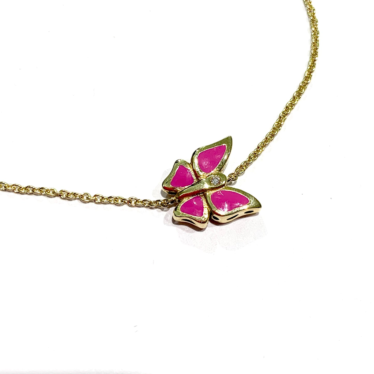 Bracciale in oro giallo 18kt con farfalla ricoperta da smalto naturale rosa.  Lunghezza regolabile in tre lunghezze: 14 cm, 16 cm oppure 18 cm.  Dimensione farfalla 1 cm.  Spedizione gratuita con confezione regalo. 