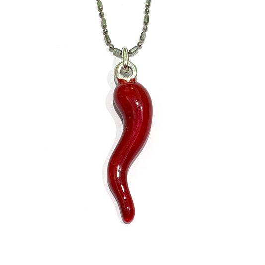 Collana in argento con cornetto rosso smaltato. Lunghezza catena 42 cm. Dimensioni ciondolo 3x0,5 cm. Spedizione gratuita con confezione regalo.