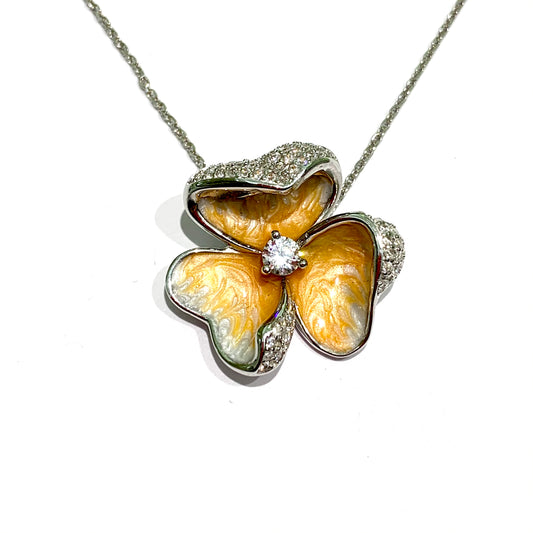 Collana in argento con ciondolo a forma di fiore con tre petali; la parte interna smaltata in giallo sfumato e la parte esterna ricoperta da piccoli zirconi. Lunghezza catena 45 cm. Dimensioni fiore 2 cm. Spedizione gratuita con confezione regalo.