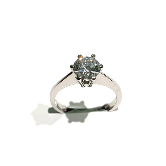 Anello solitario in oro bianco 18kt con zircone solitario racchiuso da sei griffes. Grandezza zircone 0,6 cm. Misura 13.