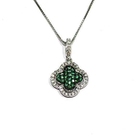 Collana in argento con quadrifoglio ricoperto da zirconi verdi nella parte interna e bianchi nella parte esterna.  Lunghezza collana 40 cm.  Dimensioni ciondolo 1 cm.  Spedizione gratuita con confezione regalo. 