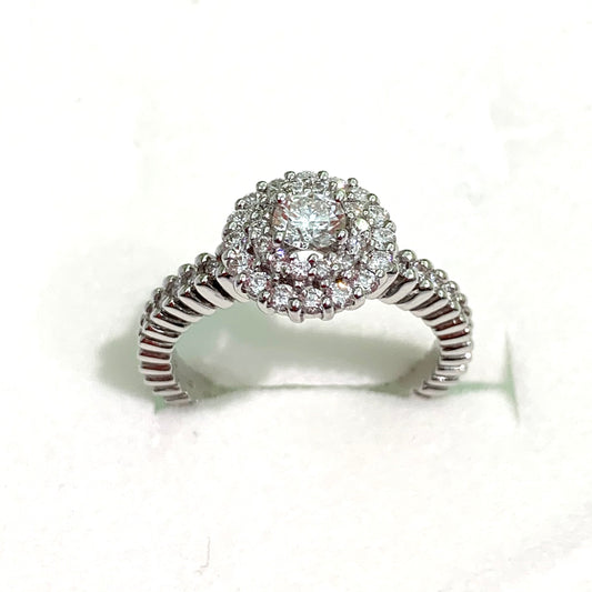 Anello in oro bianco 18kt con diamante solitario centrale circondato da due giri di piccoli diamanti. Gambo ricoperto interamente da diamanti. Diamanti 1,25 carati. Dimensione totale 0,9 cm, dimensione diamante centrale 0,4 cm. Misura 15.