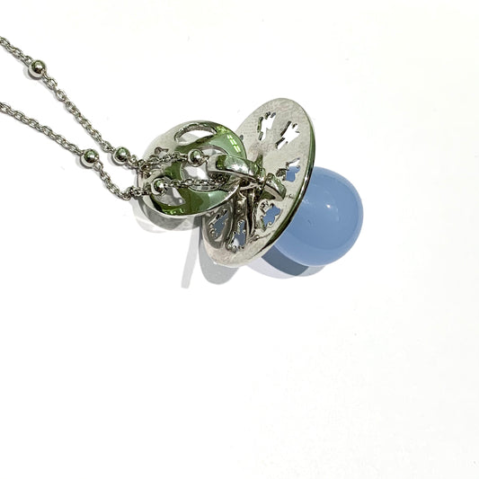 Collana in argento con ciuccio azzurro. Regalo perfetto per una mamma in dolce attesa. Lunghezza catena regolabile da 40 cm a 44 cm. Dimensioni ciuccio 2 cm di lunghezza x 1,5 cm di larghezza. Spedizione gratuita con confezione regalo.