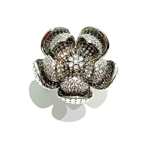 Anello in argento con fiore grande e pistilli, con i petali interni ricoperti da zirconi.  Dimensioni fiore 2,5 cm di larghezza x 1 cm di altezza.   Misura 17.