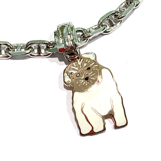 Bracciale in argento con cane smaltato impreziosito da un osso centrale. Razza cane: maltese. Lunghezza bracciale regolabile da 17 cm a 19 cm. Misure ciondolino: larghezza 1,5 cm x 2 cm di lunghezza incluso anellino. Dimensioni osso 1,6x0,6 cm.
