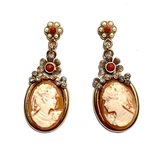 Orecchini pendenti in bijoux bagnato in oro rosa con cammeo pendente. Lunghezza totale 4 cm. Dimensione cammeo 1,7x2,4 cm. Chiusura con farfalline. Spedizione gratuita con confezione regalo.