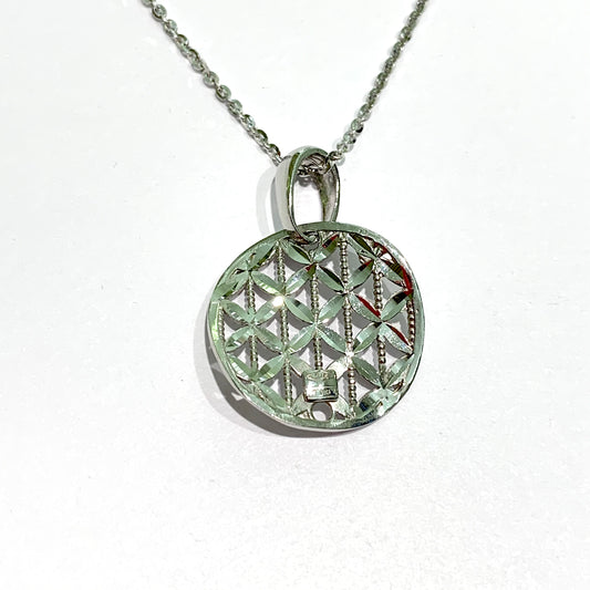 Collana in oro bianco 9kt con ciondolo rotondo effetto filigrana in oro satinato e lucido. Lunghezza catena 44 cm. Dimensioni ciondolo 2 cm. Spedizione gratuita con confezione regalo.