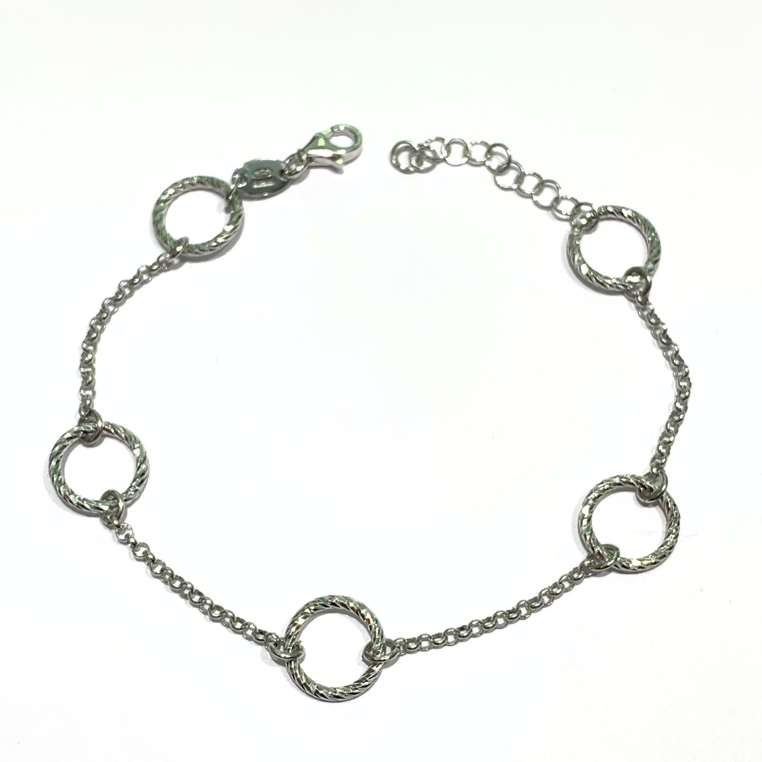 Bracciale in argento con cinque anelli satinati.  Lunghezza 17,5 cm regolabile fino a 20,5 cm.  Larghezza anelli 1 cm.