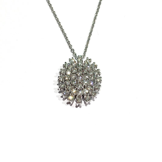 Collana in oro bianco 18kt con ciondolo ovale interamente ricoperto da diamanti. Lunghezza catena 42 cm. Caratura diamanti 0,78. Dimensione ciondolo 2x1,5 cm. Spedizione gratuita con confezione regalo.