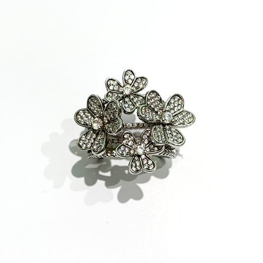 Anello in argento con quattro fiori ricoperti da zirconi. Dimensione fiori piccoli 0,7 cm. Dimensione fiori grandi 1,2 cm. Misura 12.