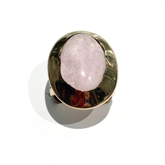Anello in argento bagnato in oro rosa con pietra naturale in quarzo rosa.  Misura 15/16.  Dimensioni 2x2,5 cm.
