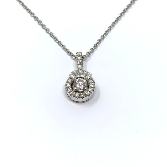 Collana in oro bianco con diamante centrale circondato da piccoli diamanti. Marchio Alfieri & St John. Lunghezza catena 42 cm. Caratura diamanti 0,38. Dimensione ciondolo 1,5x0,7 cm. Spedizione gratuita con cofezione regalo.