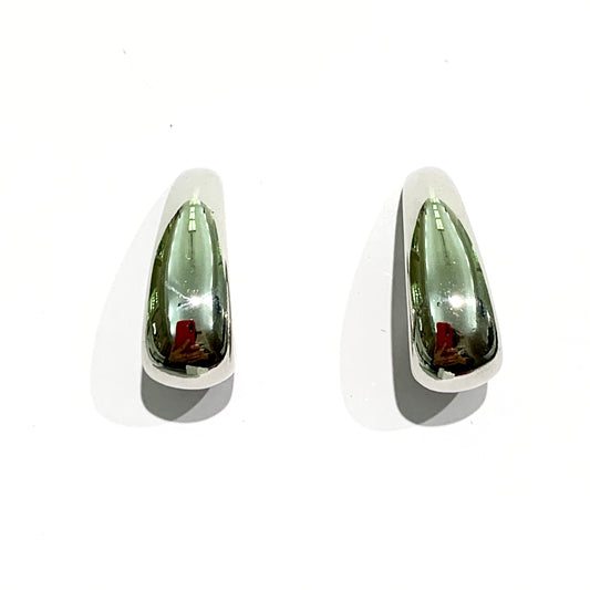 Orecchini in argento lucido in elettrofusione. Dimensione 2x0,7 cm. Chiusura a farfallina. Spedizione gratuita con confezione regalo.