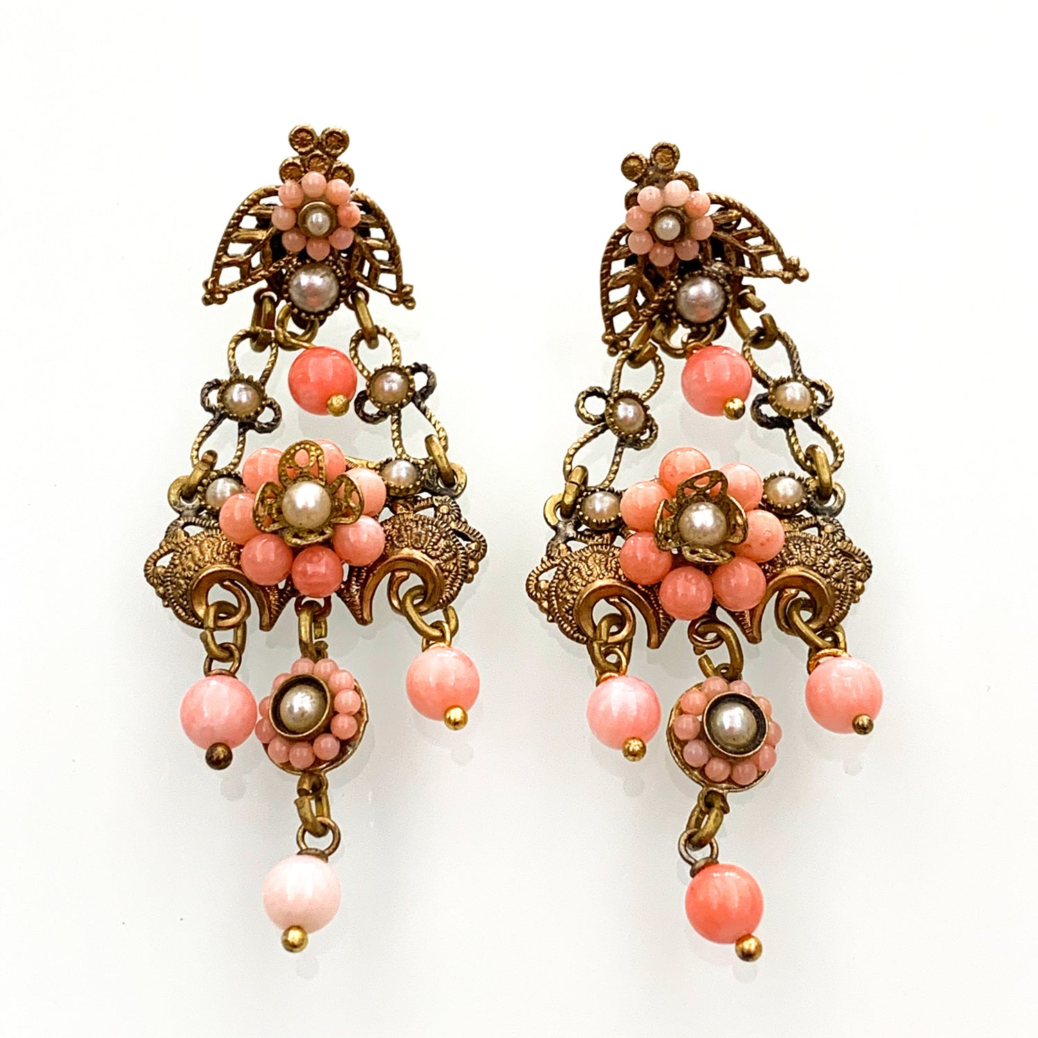 Orecchini pendenti in bijoux con corallo rosa e perline.  Lunghezza totale 7 cm.  Larghezza nella parte più ampia 2,5 cm.  Chiusura con farfalline.  Spedizione gratuita con confezione regalo.