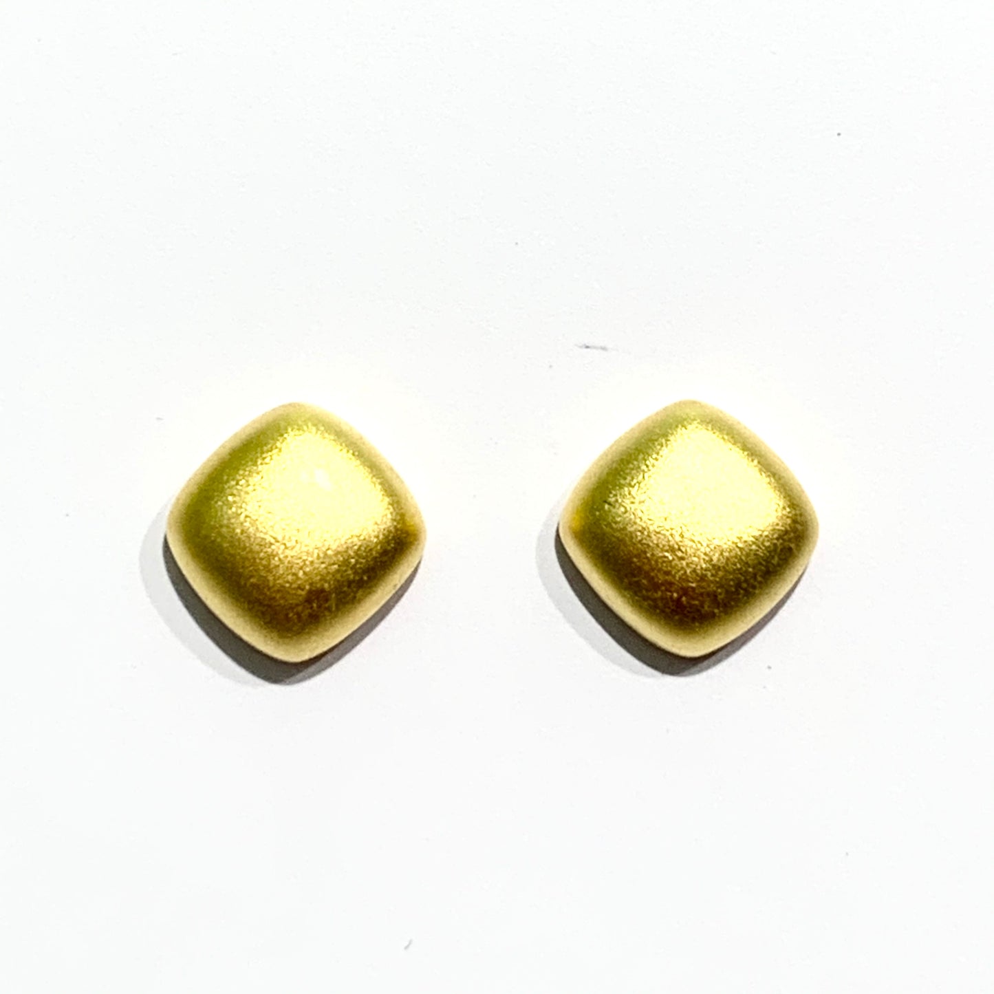 Orecchini in argento bagnato nell'oro giallo con effetto satinato a forma di quadrato.  Dimensione 0,8 cm.  Chiusura a farfallina.  Spedizione gratuita con confezione regalo. 