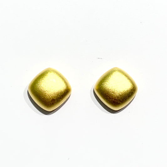 Orecchini in argento bagnato nell'oro giallo con effetto satinato a forma di quadrato. Dimensione 0,8 cm. Chiusura a farfallina. Spedizione gratuita con confezione regalo.
